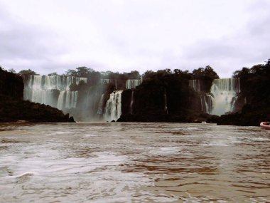 Iguazu Şelalesi 'nin saf güzelliği. Yeşilliğin ortasında güçlü çağlayanlar nefes kesici bir manzara yaratır..