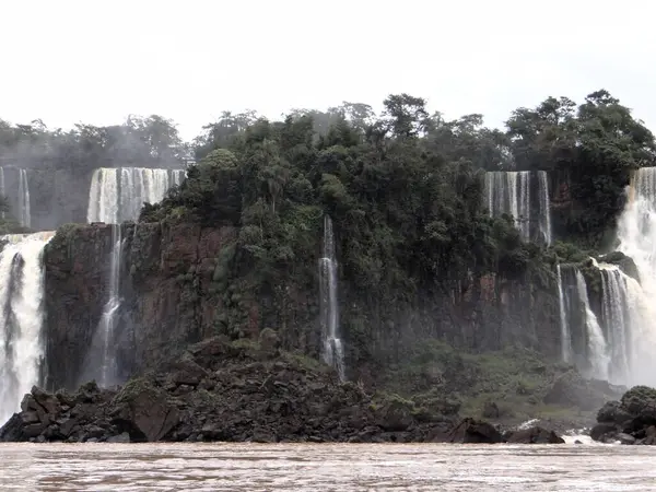 Iguazu Şelalesi 'nin saf güzelliği. Yeşilliğin ortasında güçlü çağlayanlar nefes kesici bir manzara yaratır..