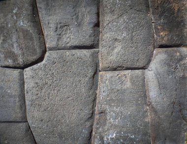 Entrika ile donatılmış taşlar olağanüstü antik zanaatkarlık sergiliyor. Kusursuz eklemler bu tarihi yapının hassasiyetini vurguluyor..