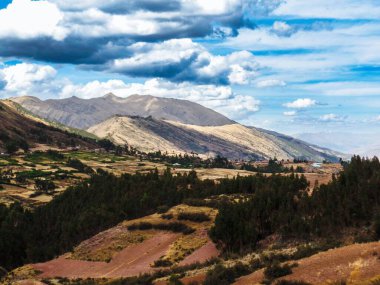 And Dağları 'nda güzel bir manzara, yuvarlanan tepeler ve dağılmış ağaçlar bulutlarla dolu dinamik bir gökyüzü altında..