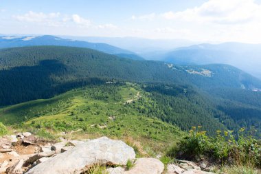 Hoverla Dağı. Ukrayna Karpatlarının zirvesindeki Hoverla Dağı gökyüzü ve bulutların arka planında asılı. Karpat Dağları 'nda yaz manzarası. Ukrayna. İnsanlar Hoverla Dağı 'na tırmanıyor