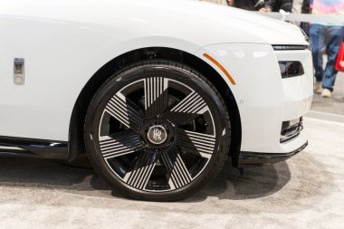 Chicago, IL, ABD - 17 Şubat 2024: Chicago Oto Fuarı 'nda Beyaz Rolls-Royce Spectre.
