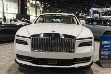 Chicago, IL, ABD - 17 Şubat 2024: Chicago Oto Fuarı 'nda Beyaz Rolls-Royce Spectre.