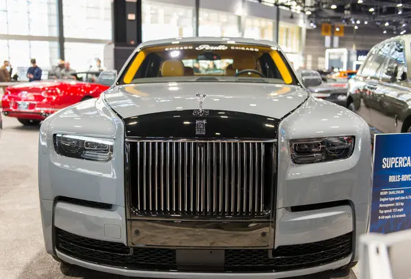 Chicago, IL, ABD - 17 Şubat 2024: Rolls-Royce Phantom Chicago Otomobil Fuarında.