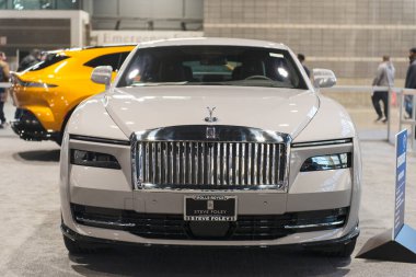 Chicago, IL, ABD - 17 Şubat 2024: Gray Rolls-Royce Spectre Chicago Oto Fuarı 'nda. Rolls Royce Hayalet Rozeti.