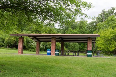 Bir yaz parkında dinlenmek, inanılmaz bir orman, yeşil çimenler ve bir barbekü alanı. Chicago 'da barbekü alanı olan bir yaz parkı. Parkta barbekü için çardak.