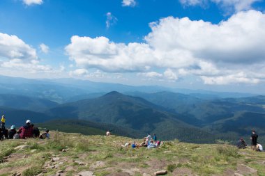 HOVERLA, UKRAINE - 06 Ağustos 2022: dağ tepeleri, Carpathian dağlarının yaz manzarası. Hoverla Dağı 'nın manzarası. Dağlarda bir grup turist.