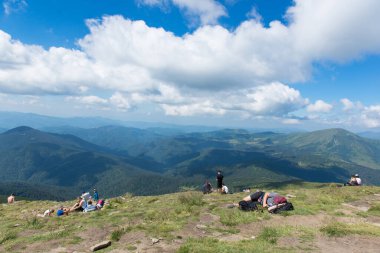 HOVERLA, UKRAINE - 06 Ağustos 2022: dağ tepeleri, Carpathian dağlarının yaz manzarası. Hoverla Dağı 'nın manzarası. Dağlarda bir grup turist.