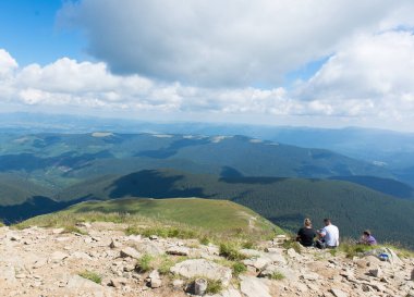 HOVERLA, UKRAINE - 06 Ağustos 2022: dağ tepeleri, Carpathian dağlarının yaz manzarası. Hoverla Dağı 'nın manzarası. Dağlarda bir grup turist.