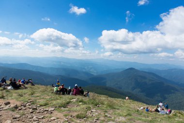 HOVERLA, UKRAINE - 06 Ağustos 2022: dağ tepeleri, Carpathian dağlarının yaz manzarası. Hoverla Dağı 'nın manzarası. Dağlarda bir grup turist.