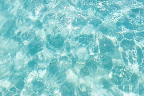 Yumuşak güneş ışığı yansımalarıyla su yüzeyinin rahatlatıcı ve huzurlu görüntüsü. Sağlık, kaplıca ve sakinleştirici tasarım projeleri için ideal.