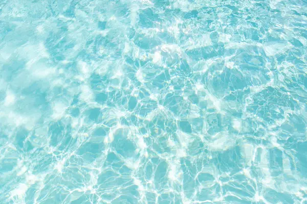 Görülebilir ışık desenleri ve dalgalanmalarla su yüzeyinin yüksek çözünürlüklü soyut dokusu. Özgeçmiş, web tasarımı veya yazdırma için uygun.