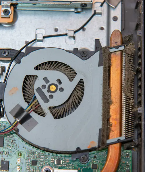 Temizlikten önce dizüstü bilgisayarın soğutma sistemini kapat. Vantilatör ve ısıtıcı toz ve kir ile kaplı, aşırı ısınmaya neden oluyor. Bilgisayar bakımı, onarımı ve elektronik aygıt servisi kavramı.