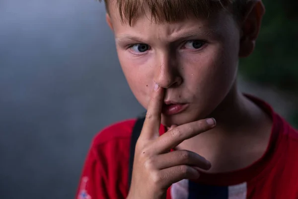Portret Chłopca Dłubiącego Nosie Przemyślany Chłopiec Bruździ Brwi — Zdjęcie stockowe
