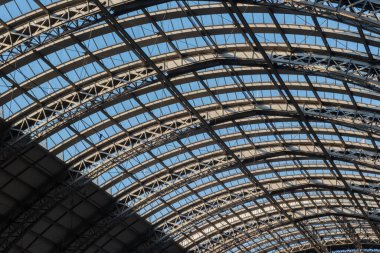 Almanya 'da bir tren istasyonunun çatısında. Frankfurt ana istasyonunun çatısının metal yapıları..