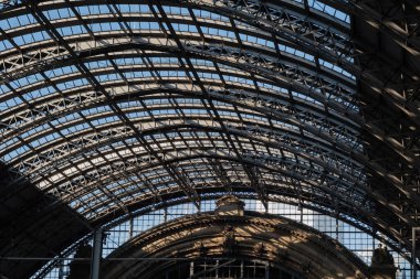 Almanya 'da bir tren istasyonunun çatısında. Frankfurt ana istasyonunun çatısının metal yapıları..
