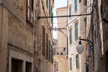 Hırvatistan 'ın eski Sibenik kasabası. Dar sokaklar, eski binalar ve eski evlerin pencereleri. UNESCO dünya mirası alanı, mermer şehir Sibenik