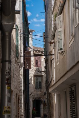 Hırvatistan 'ın eski Sibenik kasabası. Dar sokaklar, eski binalar ve eski evlerin pencereleri. UNESCO dünya mirası alanı, mermer şehir Sibenik
