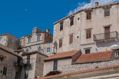 Hırvatistan 'ın eski Sibenik kasabası. Dar sokaklar, eski binalar ve eski evlerin pencereleri. UNESCO dünya mirası alanı, mermer şehir Sibenik