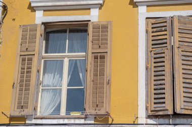 Hırvatistan 'ın eski Sibenik kasabası. Klasik pencereli ve panjurlu sarı ev