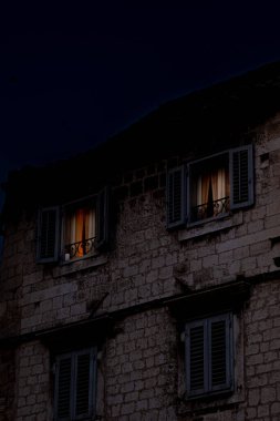 Hırvatistan 'ın eski Sibenik kenti. Vintage bina pencerelerinde ışık var. UNESCO dünya mirası alanı, mermer şehir Sibenik