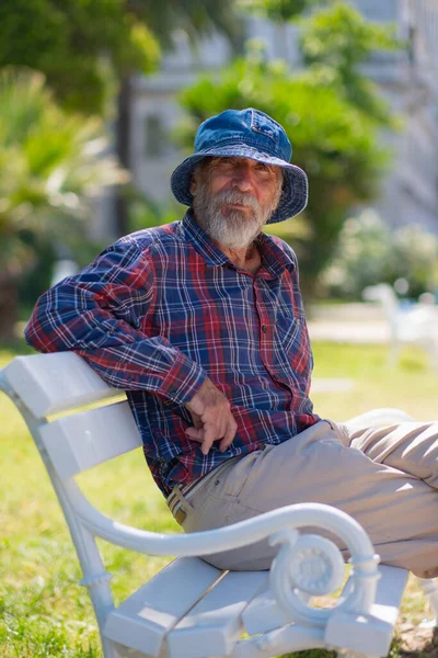 Old Man Beard Panama Hat Plaid Shirt Sits Park Bench — Stock Photo, Image