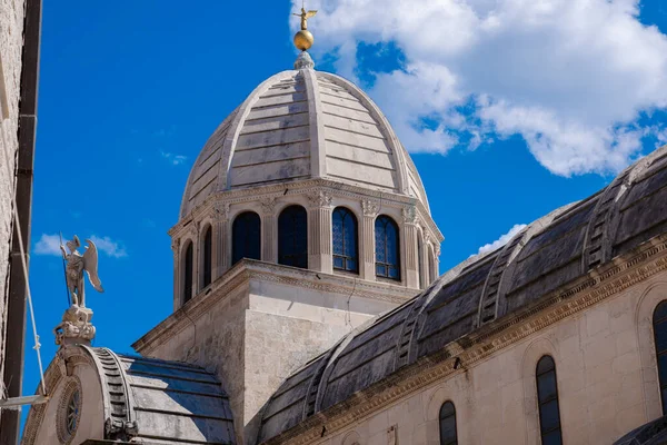 Hırvatistan 'ın Dalmaçya kentindeki Eski Sibennik kenti Adriyatik kıyısında. St. James Katedrali.