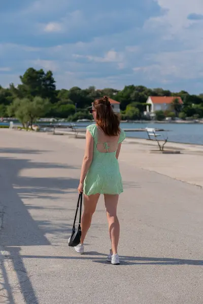Девушка Зеленом Коротком Платье Прогуливается Набережной Курортной Деревни Хорватии — стоковое фото