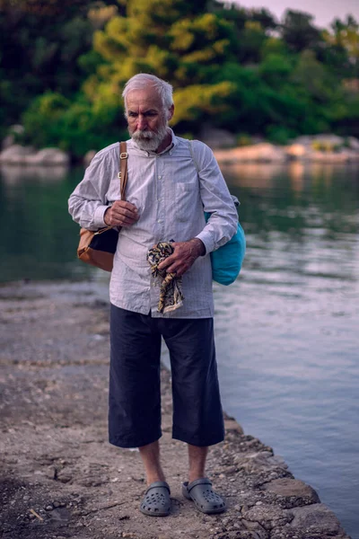Old Man Beard Stands Seashore Older Man Travels Old Man — Stock Photo, Image