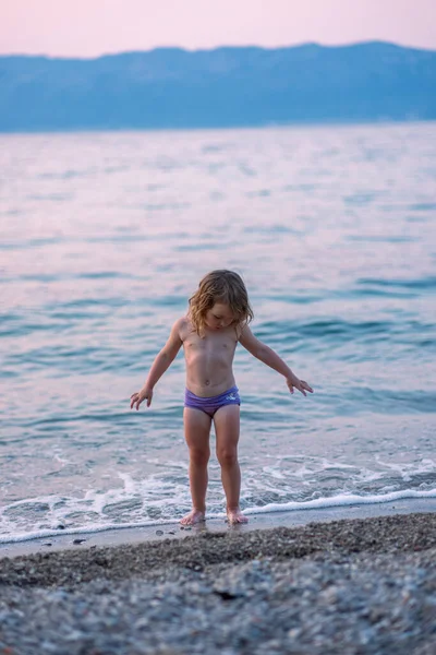Holčička Hraje Písečné Pláži Dívka Růžových Plavkách Krásné Mořské Pláži — Stock fotografie