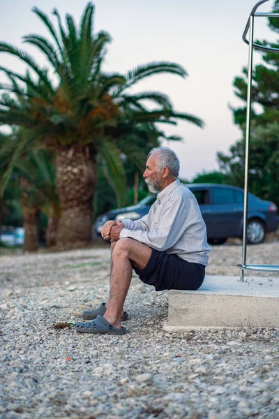 Een Oude Man Het Strand Een Wit Shirt Donkere Broek — Stockfoto