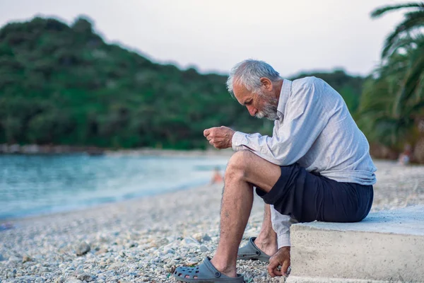 Een Oude Man Het Strand Een Wit Shirt Donkere Broek — Stockfoto