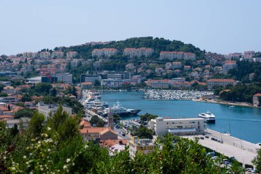 Hırvatistan 'ın Dubrovnik kentinin güzel manzarası. Eski Hırvat kenti, marina, kırmızı kil çatılı evler.