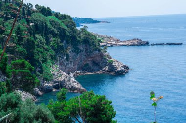 Güzel bir göl manzarası, çam ormanı ve vahşi plaj manzarası. Adriyatik Denizi 'nin muhteşem turkuaz suları, arka planda dağlar görülebilir..