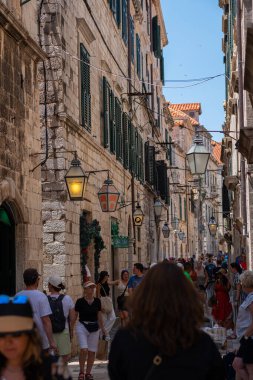 Hırvatistan 'ın eski Sibenik kasabası. Dar sokaklar, eski binalar ve eski evlerin pencereleri. UNESCO dünya mirası alanı, mermer şehir Sibenik