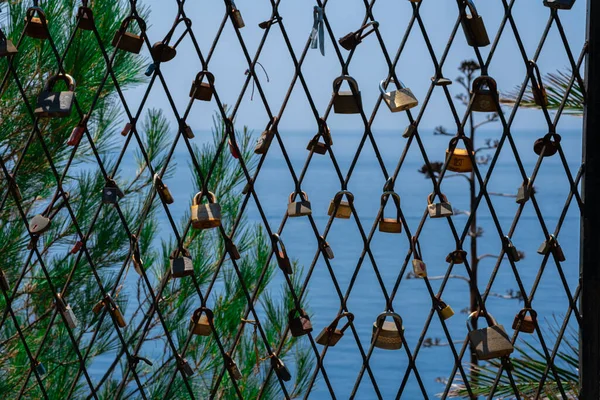 Mesh Fence Seashore Padlocks Symbolizing Love Love Locks Hung Fence — Stock Photo, Image