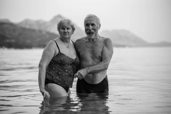 Oudere Stelletjes Zwemmen Zee Oude Man Met Baard Oude Vrouw — Stockfoto