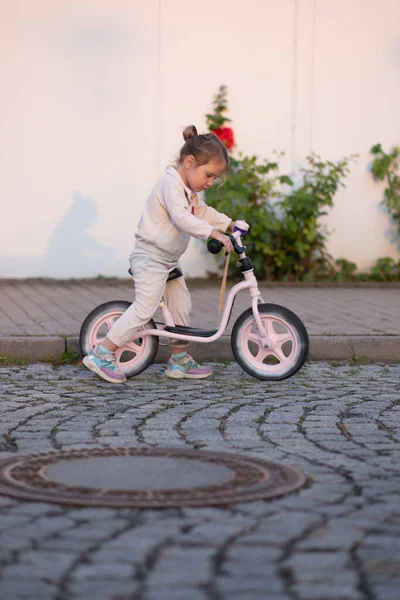 Una Bambina Abito Rosa Guida Una Balance Bike Rosa Raggi — Foto Stock