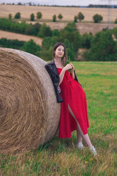 Молодая Девушка Европейского Вида Красивом Красном Платье Кожаной Куртке Рядом — стоковое фото