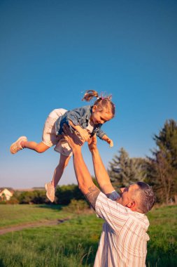 Genç bir adam kızını fırlatıyor ve o da mutlulukla gülüyor. Babası kızıyla güneşli bir çayırda oynuyor. Baba ve küçük kızı doğada vakit geçiriyorlar..
