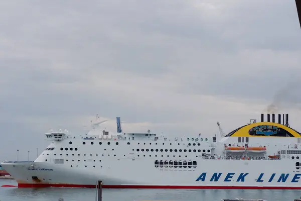 Ancona İtalya - 20 Sep 2023: Limanın birçok liman vinci ve limana giren büyük bir yolcu gemisiyle manzarası.