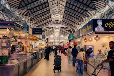 Valencia, İspanya 1.03.2024: Valencia Merkez Pazarı. Markette bir sürü insan var. Tedarikçiler çeşitli gıda ürünleri satar. İspanya 'da gıda pazarı.
