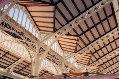 Valencia Merkez Pazarı. Markette bir sürü insan var. Tedarikçiler çeşitli gıda ürünleri satar. İspanya 'da gıda pazarı.