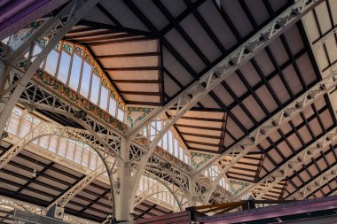 Valencia Merkez Pazarı. Markette bir sürü insan var. Tedarikçiler çeşitli gıda ürünleri satar. İspanya 'da gıda pazarı.