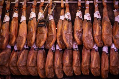 Valencia, İspanya 1.03.2024: Pazarda jamon satmak. Domuz budu şeklinde jambon tezgahta müşterileri bekliyor. İspanya 'nın ulusal ürünü.
