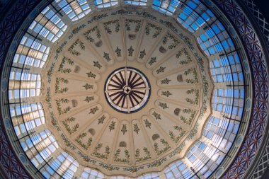 Valencia, İspanya 1.03.2024: Valencia Merkez Pazarı. Markette bir sürü insan var. Tedarikçiler çeşitli gıda ürünleri satar. İspanya 'da gıda pazarı.