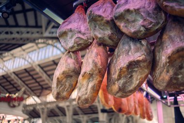 Markette jamon satıyorum. Domuz budu şeklinde jambon tezgahta müşterileri bekliyor. İspanya 'nın ulusal ürünü.