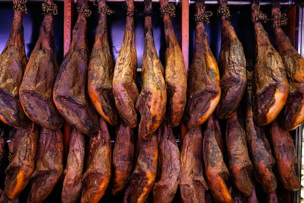 Markette jamon satıyorum. Domuz budu şeklinde jambon tezgahta müşterileri bekliyor. İspanya 'nın ulusal ürünü.