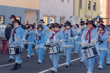 Eisenach, Almanya - 09 Mar 2024: Alman şehrinde karnaval. Kışa ve bahara veda etmeye adanmış bir tatil. Hayvanlar ve yaratıcı kostümler içindeki güzel insanlar sokakta yürürler..