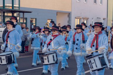 Eisenach, Almanya - 09 Mar 2024: Alman şehrinde karnaval. Kışa ve bahara veda etmeye adanmış bir tatil. Hayvanlar ve yaratıcı kostümler içindeki güzel insanlar sokakta yürürler..